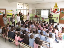 Bimbi a lezione con i Vigili del fuoco